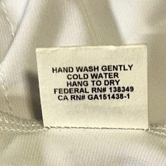 KLAVELI Sleeveless White Ruffled Tiered Blouse. NWT. Size Medium - Picture 6 of 6